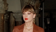 MILIJARDERKA SA STILOM Gospođica Svift očarala sa 2 jesenja autfita, a nije loša ni slavna drugarica!