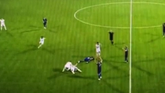 STRAVIČNA SCENA NA BANOVOM BRDU Fudbaler Čukaričkog krvav i bez svesti iznet sa terena (VIDEO)
