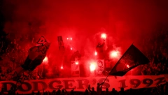 OPŠTI HAOS U FRANCUSKOJ Otkazan veliki derbi Liona i Marseja, navijači pogodili trenera i razbili mu glavu, krvav morao u bolnicu (FOTO)