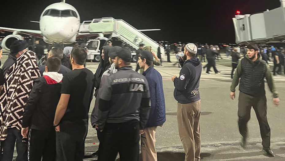 DAGESTANCI LOVILI JEVREJE PO AERODROMU Novi snimci upada na pistu u Dagestanu, jurili ih i po parkingu (FOTO, VIDEO)