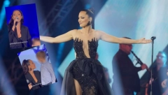 PRIJA GRLI SINA I PLAČE Aleksandra izvela naslednika na binu, a dok ona peva, on šalje poljupce, kadrovi sve raznežili