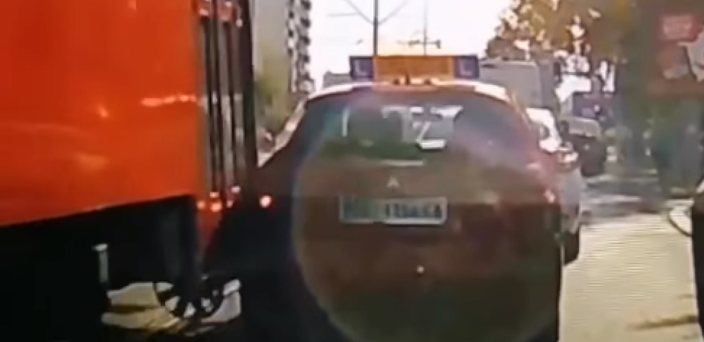 JEZIVI SNIMAK NESREĆE NA TROŠARINI! Tramvaj se zakucava u vozilo auto-škole dok je učenik za volanom (VIDEO)