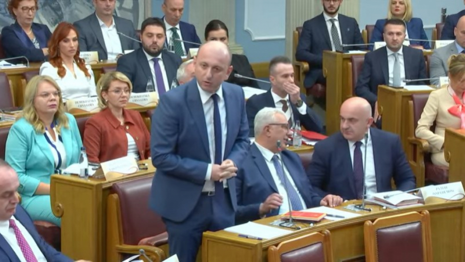 UŽIVO- HAOS U SKUPŠTINI CRNE GORE Žestoko prepucavanje DPS-a i Mandića! (VIDEO)