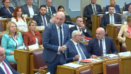 UŽIVO- HAOS U SKUPŠTINI CRNE GORE Žestoko prepucavanje DPS-a i Mandića! (VIDEO)