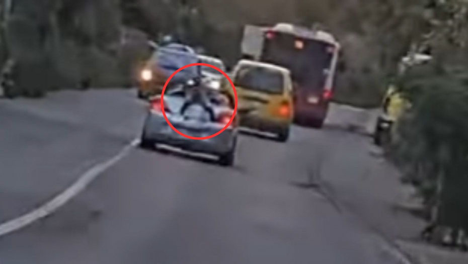 OVAKO NEŠTO STE VIDELI SAMO NA FILMOVIMA Jeziva scena u Beogradu, muškarac se zakačio za krov kabrioleta, vozač dodao gas (VIDEO)
