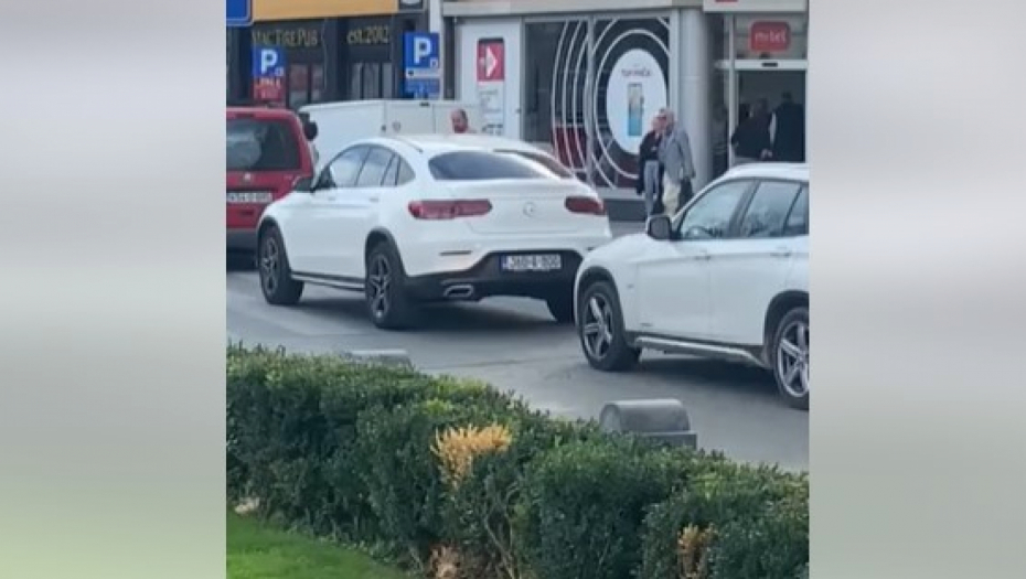 "Lažni policajac" ponovo reguliše saobraćaj u Banjaluci (VIDEO)