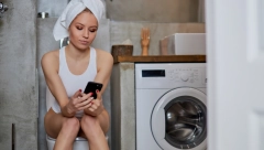 GASTROENTEROLOG UPOZORAVA Korišćenje mobilnog telefona u toaletu dovodi do pojave hemoroida