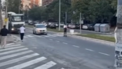 BEOGRAĐANI BESNI Kamera sve zabeležila, evo šta devojka radi na Južnom bulevaru (VIDEO)