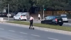 VOŽNJA U KONTRA SMERU U CENTRU BEOGRADA, ALI TROTINETOM! Ide u susret automobilima i ne obazire se (VIDEO)