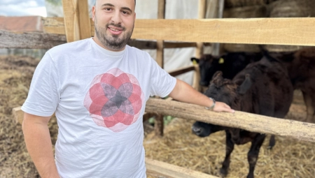 PRVE VEGI KRAVE STIGLE U OKOLINU ČAČKA Nemanja pokrenuo sjajnu biznis ideju (FOTO)