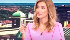 JOVANA JOKSIMOVIĆ U NIKAD VRELIJEM IZDANJU! Uska haljina sa dubokim šlicem pripijena uz telo, a tek kad vidite atribute!