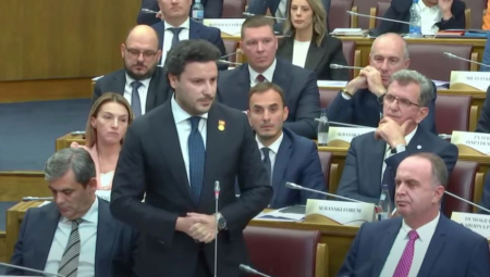 AFERA OKO DO KVONA JOŠ TRESE CRNU GORU Abazović: Neka Spajić o tome pita svog poslanika