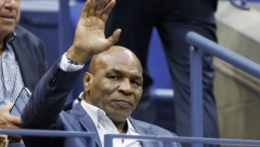 MOLIO ME JE DA GA NE BIJEM Tajson zatekao ženu u krevetu sa Bredom Pitom, detalji iz spavaće sobe šokirali sve