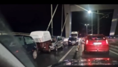 LANČANI SUDAR U NOVOM SADU Vozila slupana na  Žeželjevom mostu (VIDEO)