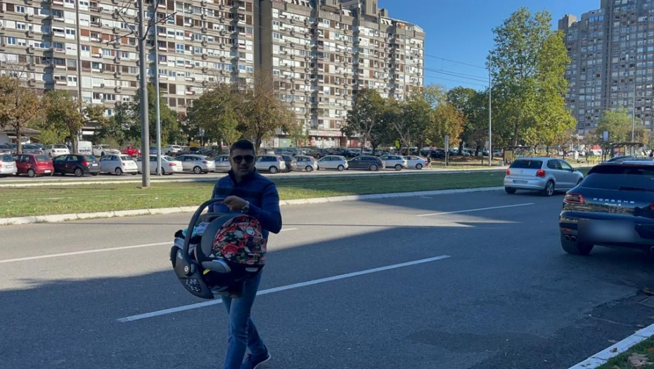 MUŽ NADICE ADEMOV U PORŠEU STIGAO U PORODILIŠTE Milioner došao po suprugu i naslednicu, a nosiljka košta papreno!