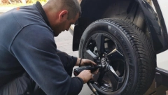 OD SUTRA OBAVEZNE ZIMSKE GUME A evo još kojih devet stvari svaki vozač treba da ima u automobilu tokom zimskih meseci