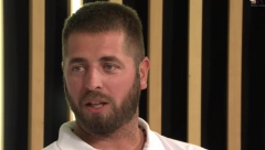 NOĆU DILUJE ZA ZVICERA, A DANJU GOSTUJE PO EMISIJAMA Neverovatno ponašanje uhapšenog Miloša Radonjića, kojeg je jurio ceo svet (VIDEO)