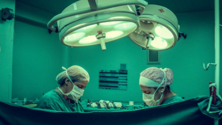 ZARAĐUJE VIŠE OD 200.000 U BOLNICI A NEMA NI DANA MEDICINSKE ŠKOLE: Ona je stigla od farme do operacione sale