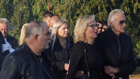 POTRESNE SCENE NA POMENU SINU MIRKA KODIĆA Majka jeca od tuge, ne može da sakrije bol!