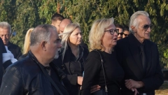 POTRESNE SCENE NA POMENU SINU MIRKA KODIĆA Majka jeca od tuge, ne može da sakrije bol!