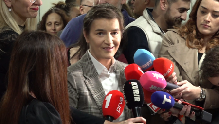 IDEMO U DRUGO POLUVREME Premijerka dala podršku listi SNS