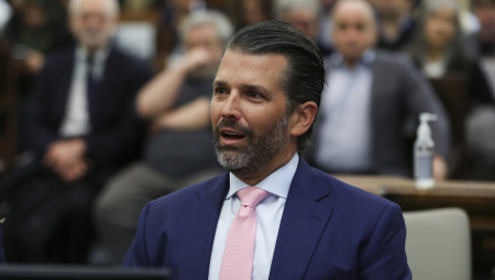 TRAMPOV SIN JE U DVE REČI OPISAO ŠEMU ZA OKONČANJE SUKOBA U UKRAJINI Svet na nogama