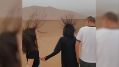 LJUDIMA SE KOSA DIGLA NA GLAVI USRED PUSTINJE, VIDEO JE MNOGE ŠOKIRAO "Stanite na jednu nogu i molite se..."