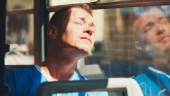 JEDNI GA OSUĐUJU, A DRUGI PODRŽAVAJU „Ne ustajem u autobusu ni trudnicama, ni babama i dedama. I ja sam umoran!“