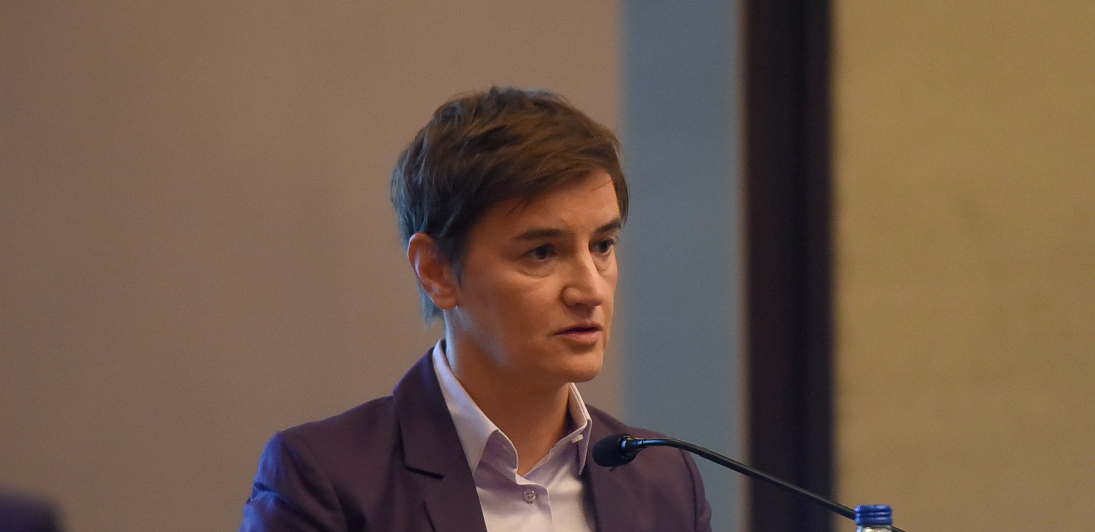 "OVO SAMO POKAZUJE DA SU PROTESTI REŽIRANI I POLITIČKI" Brnabić oštro reagovala na pisanje medija pod kontrolom bivšeg režima