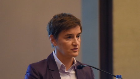 "OVO SAMO POKAZUJE DA SU PROTESTI REŽIRANI I POLITIČKI" Brnabić oštro reagovala na pisanje medija pod kontrolom bivšeg režima