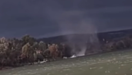 CRNO NEBO, PLJUSAK SE SRUČIO NA NOVI SAD Na ulicama grada apokaliptične scene, olujni udari vetra