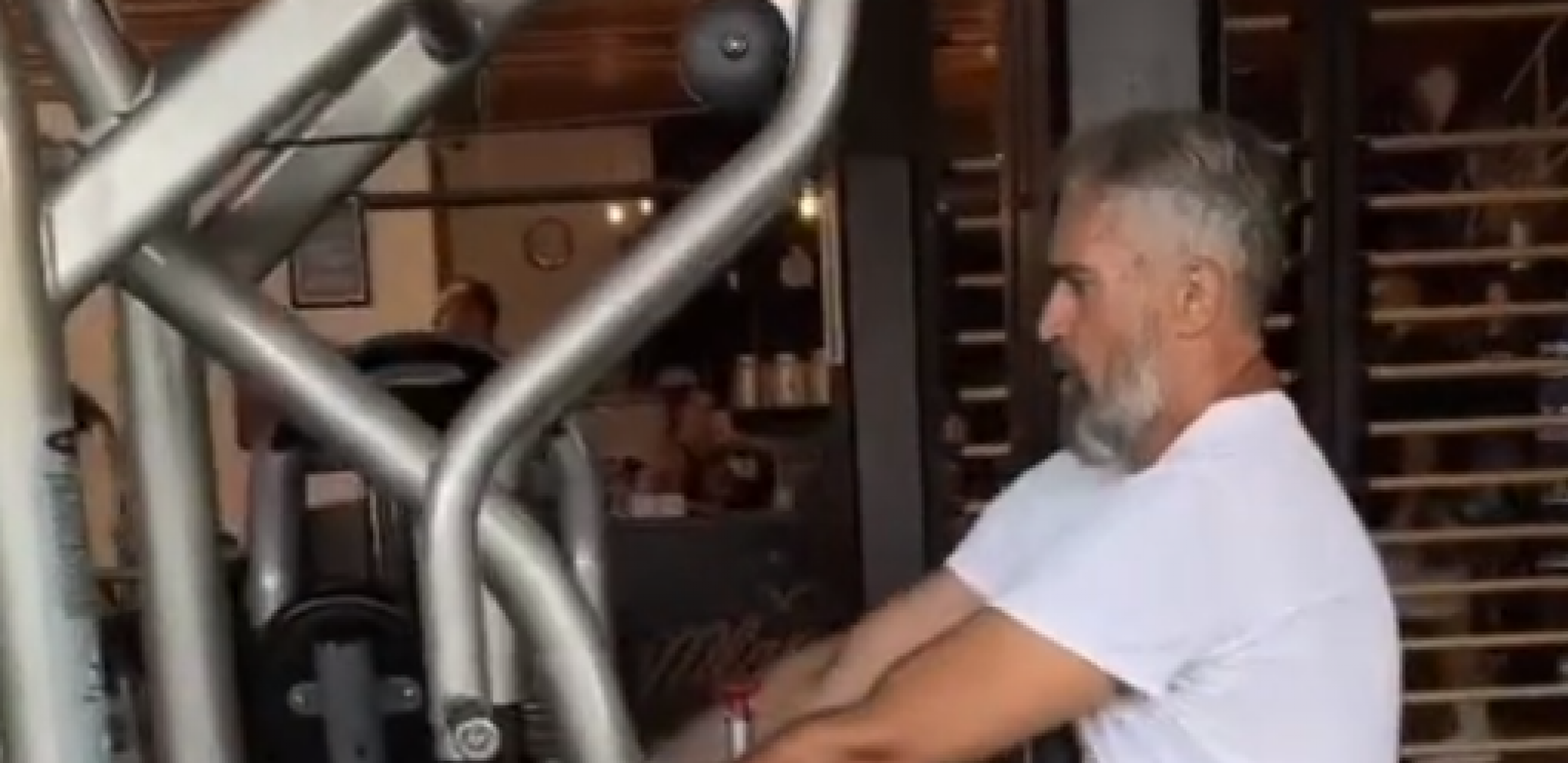 JOVAN MLADU DUŠU IMA Sa 57 godina ima više energije od nekih momaka, svi mu se klanjaju, otkrijte i zašto!