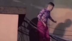 NEVIĐENA DRAMA U ŠIMANOVCIMA Uroš se popeo na krov, Aneli i Janjuš ga mole da siđe: Samo siđi, neću da te nosim na duši