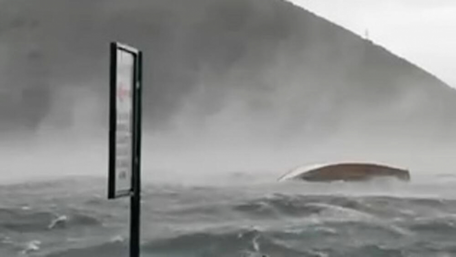 ZASTRAŠUJUĆE SLIKE NEVREMENA IZ CRNE GORE! Voda stigla do šetališta, BRODOVI SU PREVRNUTI" (FOTO)