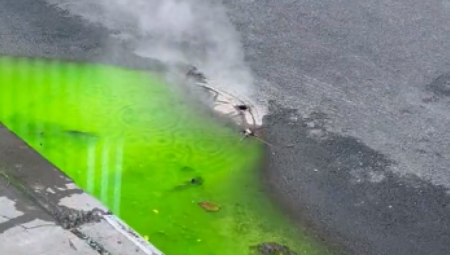 JEZIVA ZELENA SLUZ PRIMEĆENA NA ULICAMA NJUJORKA  Izbija iz podzemlja, lokve zaprepastile građane (VIDEO)