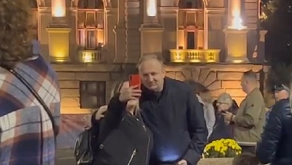 PROTESTUJU ZBOG UBIJENE DECE? Pogledajte kako se Đilas smeje i pravi selfije (VIDEO)