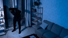 ZAŠTITITE STAN OD LOPOVA Kada ste odsutni nekoliko dana, vaš dom je idealna meta za kradljivce, evo kako da sprečite provalu