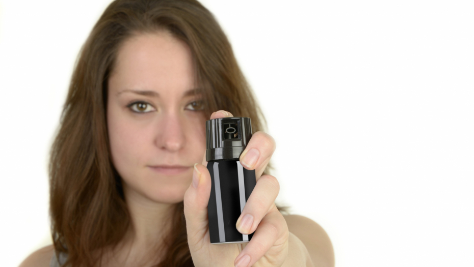 PRIŠLA DEČACIMA I POPRSKALA IH BIBER SPREJOM Pre napada žena im postavila samo jedno pitanje