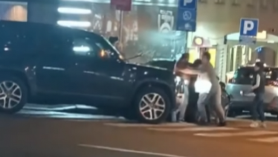 JEDAN GA DRŽI, OSTALI KRVNIČKI UDARAJU U GLAVU! Horor u samom centru Beograda, među napadačima snimnjena i žena (VIDEO)