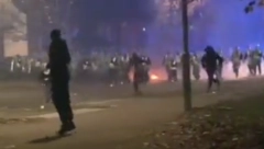 HAOS! LETELI MOLOTOVLJEVI KOTKTELI NA POLICIJU Izbili neredi u Škotskoj tokom operacije "Mesečev zrak" (VIDEO)