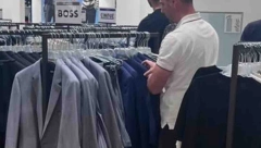 SAMO ŠIROKO, SAMO BOSS! Aleksić i dalje fura stare navike iz G-17, snimljen u najskupljoj prodavnici odeće u Beogradu (FOTO)