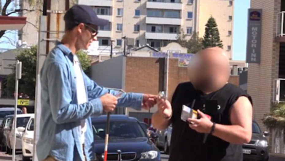 SNIMAK KOJI JE RAZBESNEO JAVNOST! Kamera zabeležila šta je muškarac uradio slepom momku (VIDEO)