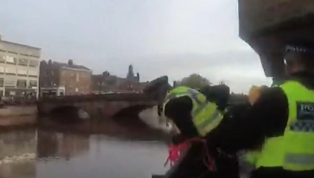 MUŠKARAC SE DAVIO U RECI, PROLAZNICI GLEDALI I PRAVILI SELFIJE Policija zatekla neverovatan prizor