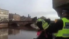 MUŠKARAC SE DAVIO U RECI, PROLAZNICI GLEDALI I PRAVILI SELFIJE Policija zatekla neverovatan prizor