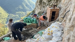 NEVEROVATAN PRIZOR NA KABLARU Radnici na leđima nose materijal za izgradnju konaka pored svetinje u kojoj je Sveti Sava proveo isposničke dane