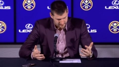 JOKIĆEV ŠOU NA KONFERENCIJI Nikola posle istorijske partije i tripl-dabla, zaprepastio sve novinare u sali (VIDEO)