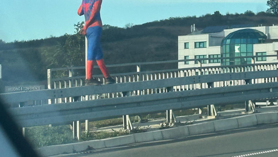 DEČAK SPAJDERMEN (14) TERORIŠE LAZAREVAC! Maloletnik godinama krade po kućama, dvorištima, prodavnicama, a na meti su mu i automobili (FOTO)