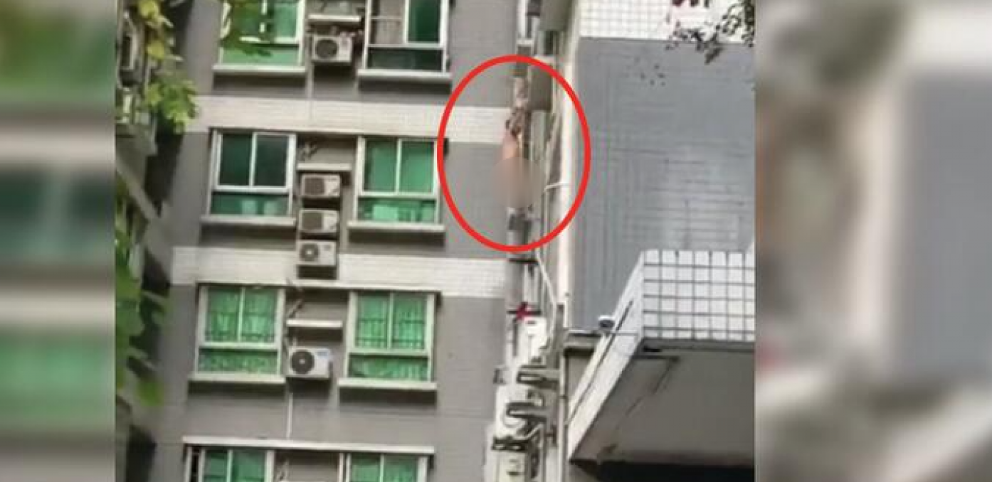 ŠVALER VISIO SA PROZORA POTPUNO NAG, PA PAO SA ČETVRTOG SPRATA Snimak kruži društvenim mrežama, ovako nešto viđate samo na filmovima (VIDEO)