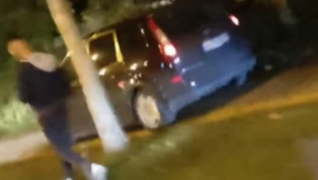 KAKVA BAHATOST U BEOGRADSKOM NASELJU! Pešaci se sklanjaju u stranu dok manijak vozi po trotoaru (VIDEO)