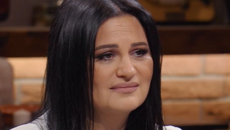 STRAŠNA TRAGEDIJA U DOMU NAŠE PEVAČICE! Iznenada preminuo mladić (33), ona neutešna